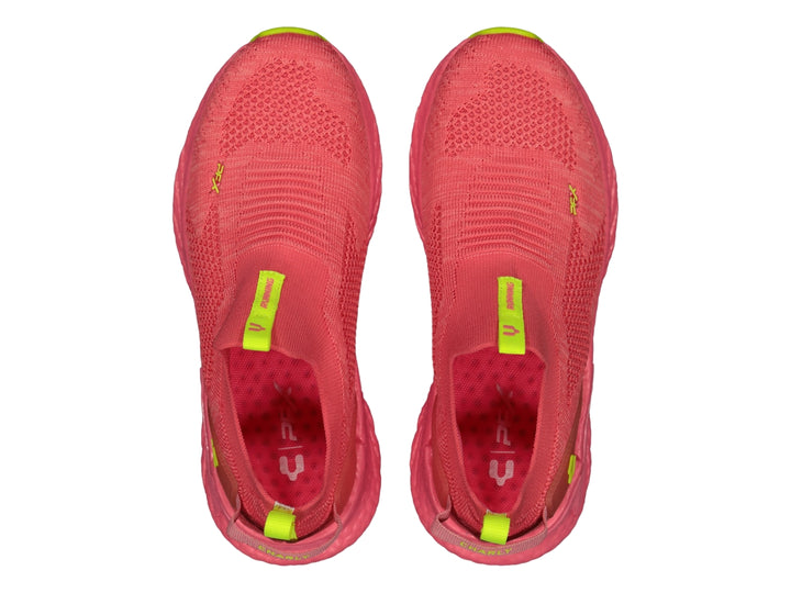 Tenis deportivos Charly en color rosa con detalles en verde neón, diseño sin cordones y suela texturizada.