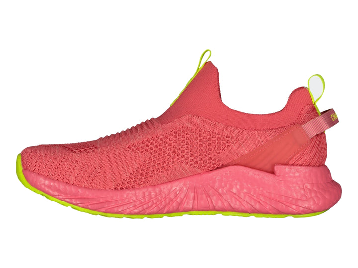 Tenis deportivos Charly en color rosa con detalles en verde neón, diseño sin cordones y suela texturizada.