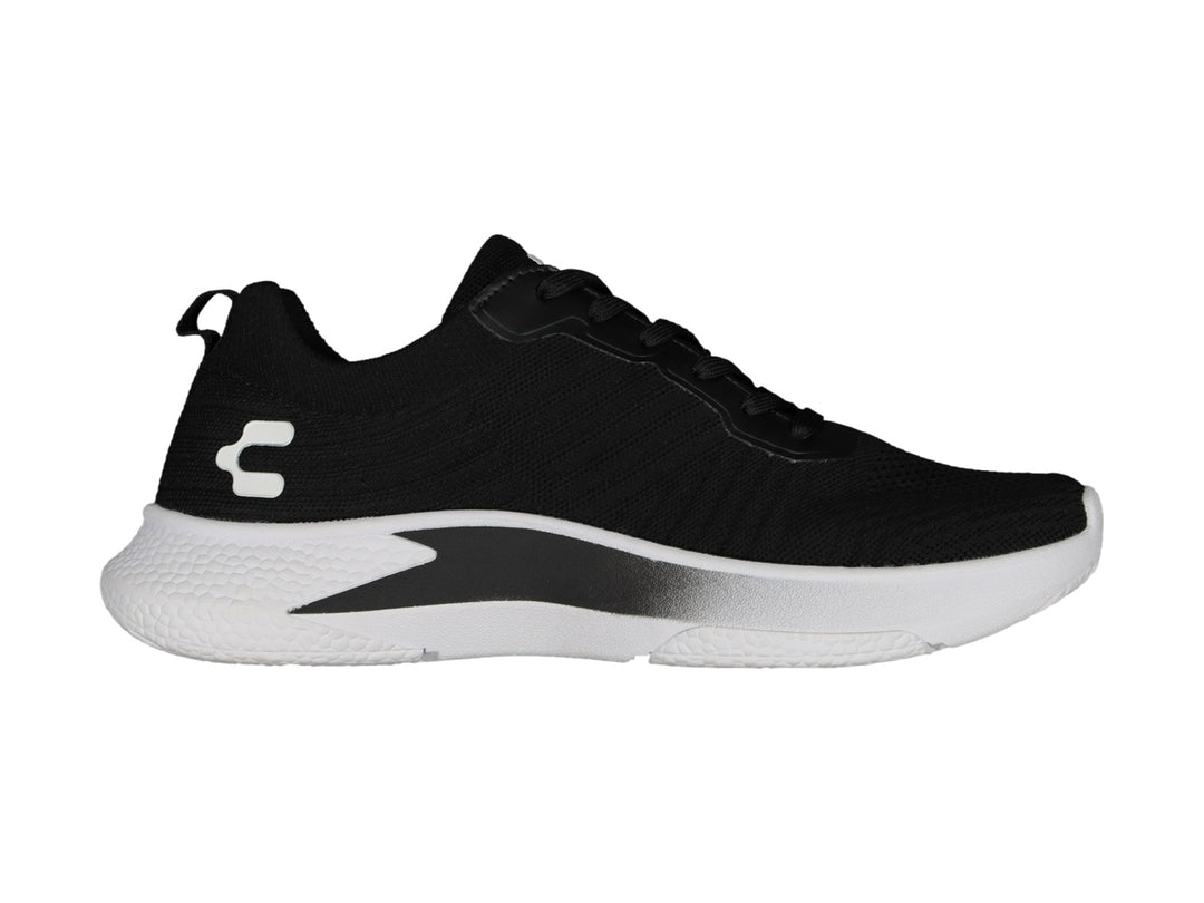 Tenis deportivos Charly color negro con suela blanca.