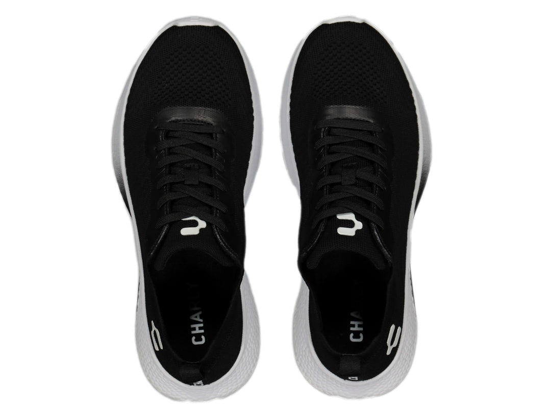 Tenis deportivos Charly color negro con suela blanca.
