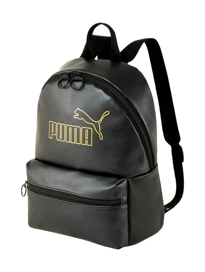 Mochila Puma color negro con logotipo metálico dorado en el centro y bolsillo frontal con cierre.