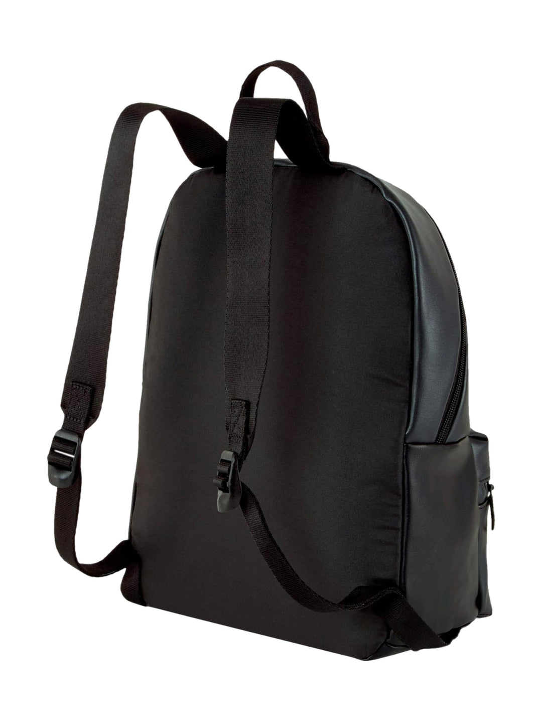 Mochila Puma color negro con logotipo metálico dorado en el centro y bolsillo frontal con cierre.