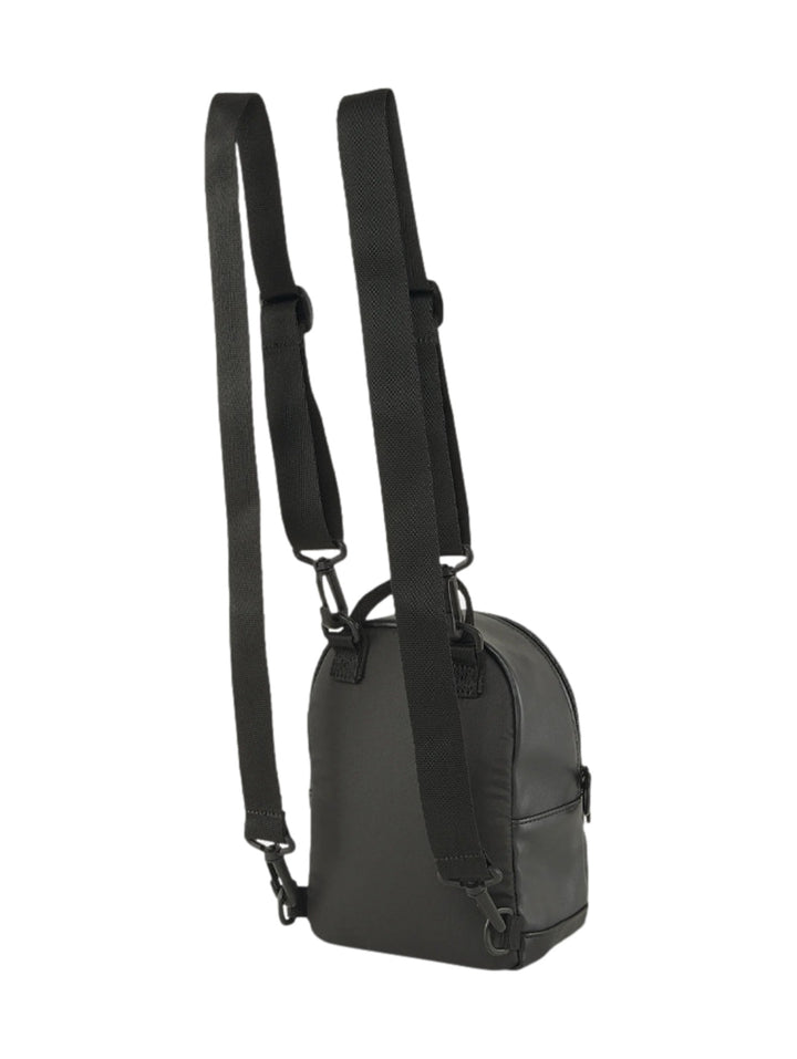 Mini mochila PUMA color negro con acabado brillante y logotipo en color dorado frontal.