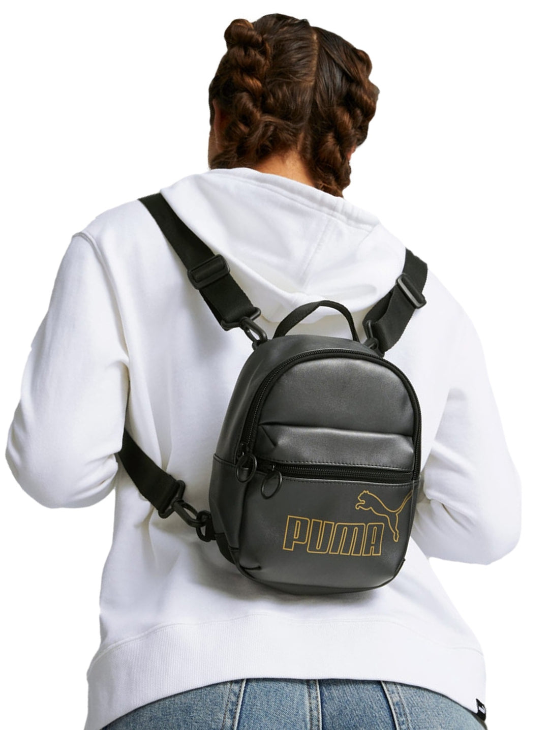 Mini mochila PUMA color negro con acabado brillante y logotipo en color dorado frontal.