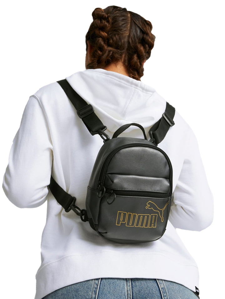 Mini mochila PUMA color negro con acabado brillante y logotipo en color dorado frontal.