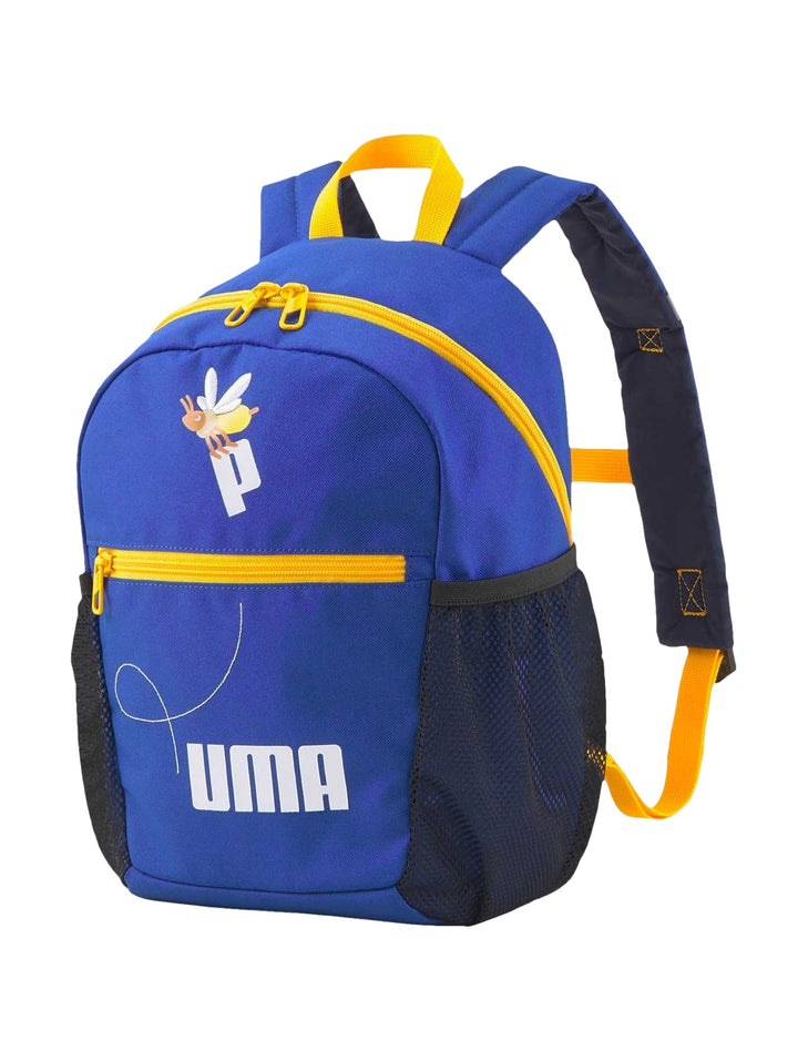 Mochila Puma pequeña en color azul con detalles en amarillo y bolsillos laterales de malla negra.