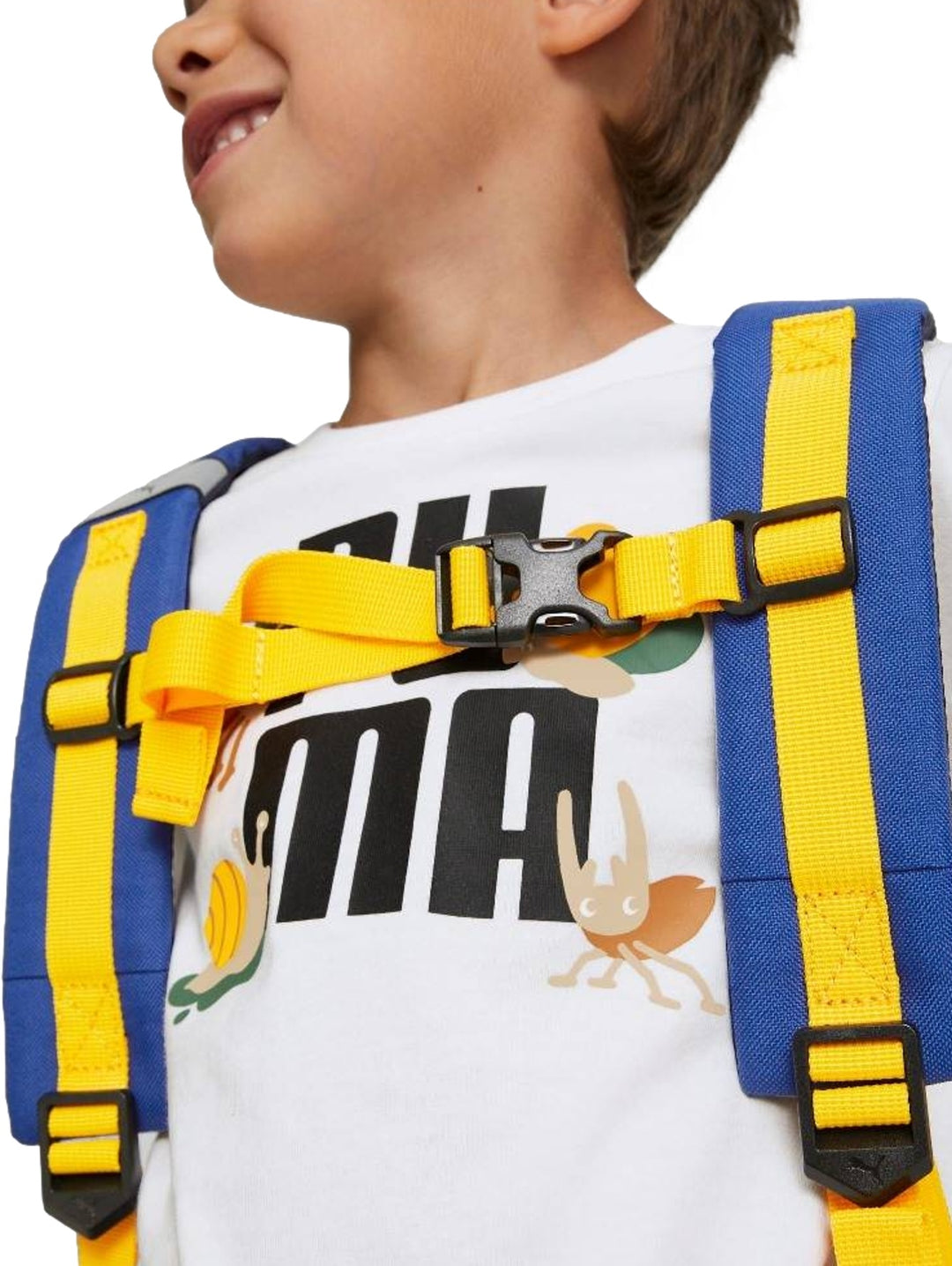 Mochila Puma pequeña en color azul con detalles en amarillo y bolsillos laterales de malla negra.