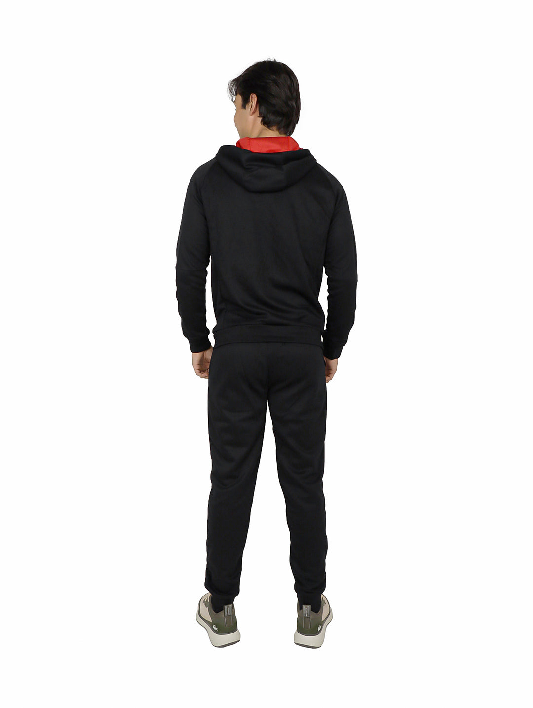 Hombre vistiendo pantalón deportivo negro K-Swiss con sudadera a juego sobre fondo blanco.