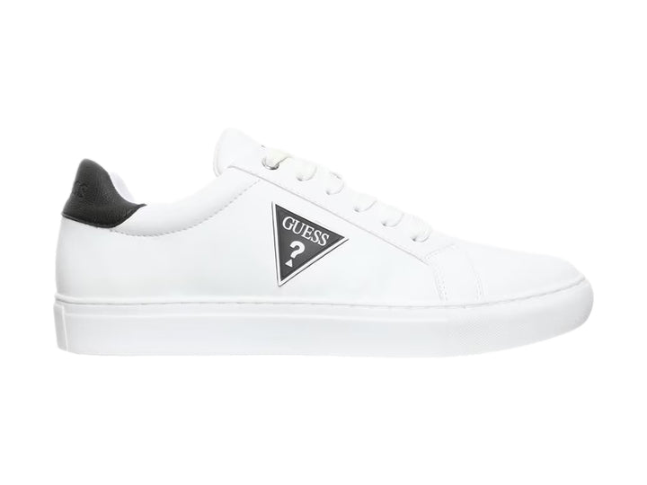 Tenis blancos Guess para hombre con detalle negro en el talón y logotipo lateral.