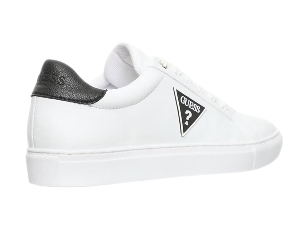 Tenis blancos Guess para hombre con detalle negro en el talón y logotipo lateral.