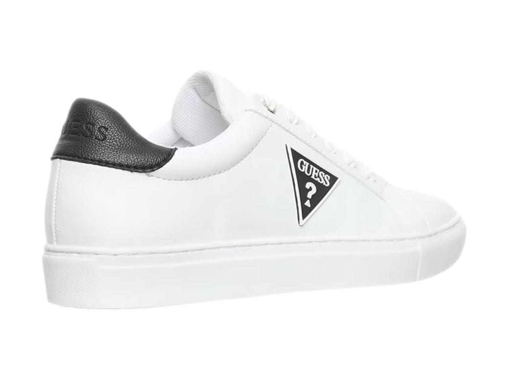 Tenis blancos Guess para hombre con detalle negro en el talón y logotipo lateral.