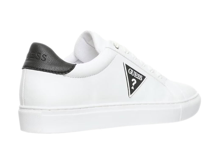 Tenis blancos Guess para hombre con detalle negro en el talón y logotipo lateral.