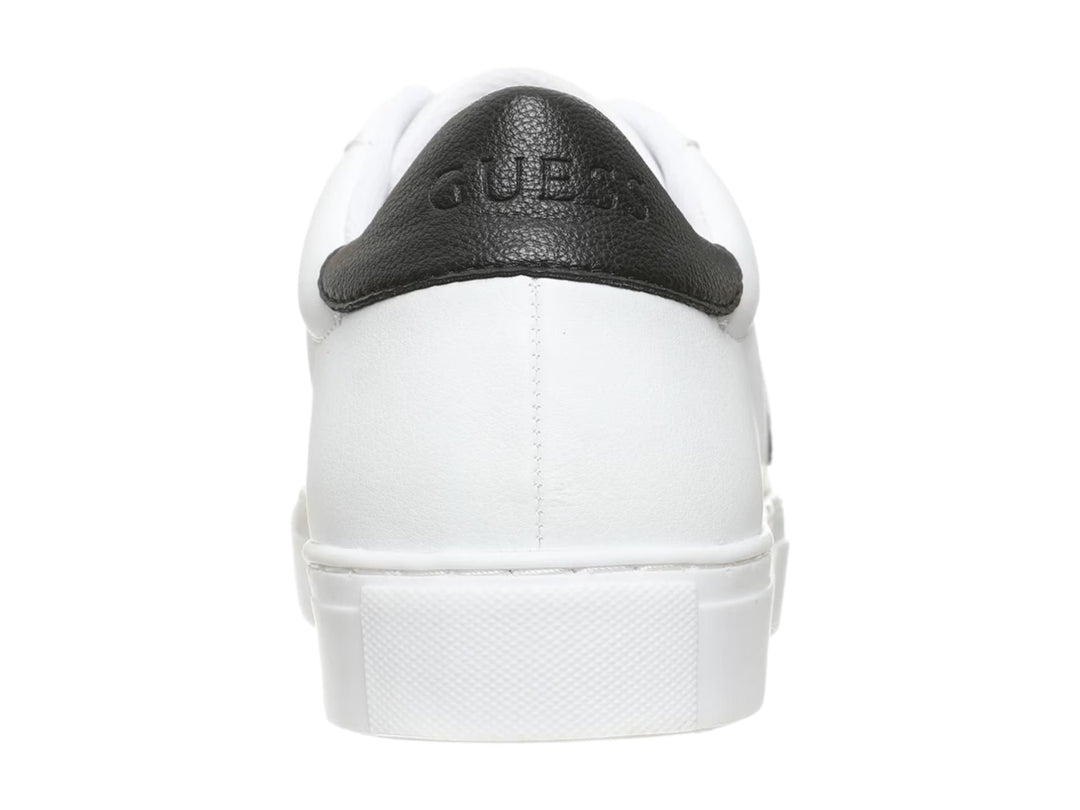 Tenis blancos Guess para hombre con detalle negro en el talón y logotipo lateral.