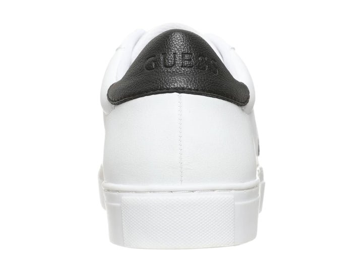 Tenis blancos Guess para hombre con detalle negro en el talón y logotipo lateral.