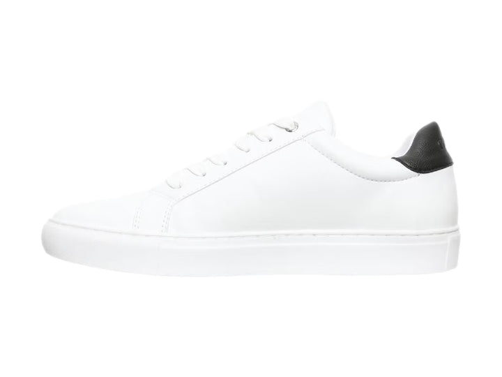Tenis blancos Guess para hombre con detalle negro en el talón y logotipo lateral.