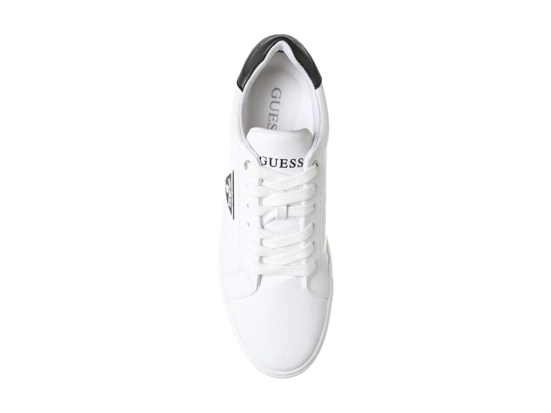 Tenis blancos Guess para hombre con detalle negro en el talón y logotipo lateral.