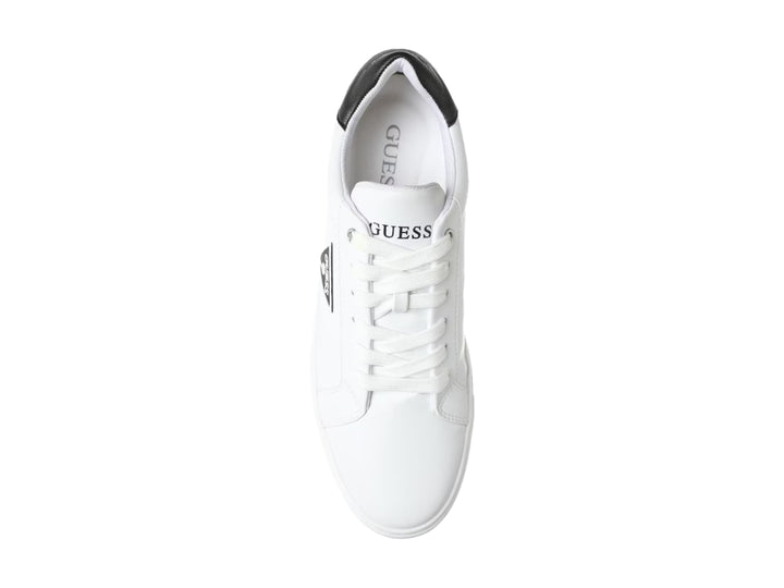 Tenis blancos Guess para hombre con detalle negro en el talón y logotipo lateral.