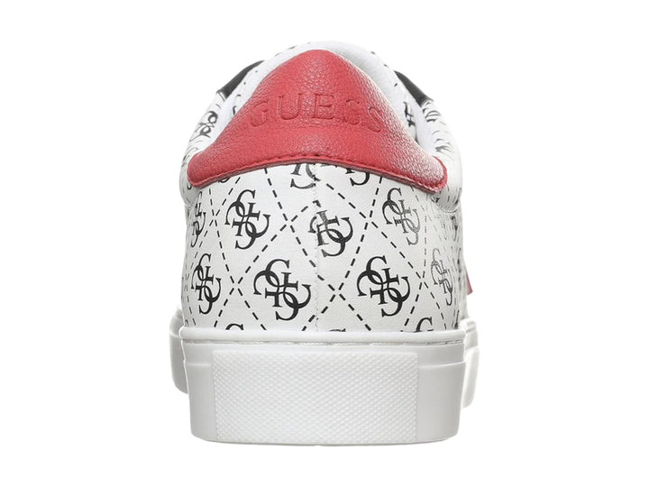 Tenis Guess blancos con detalles en negro y rojo, con estampado de monograma en el cuerpo.