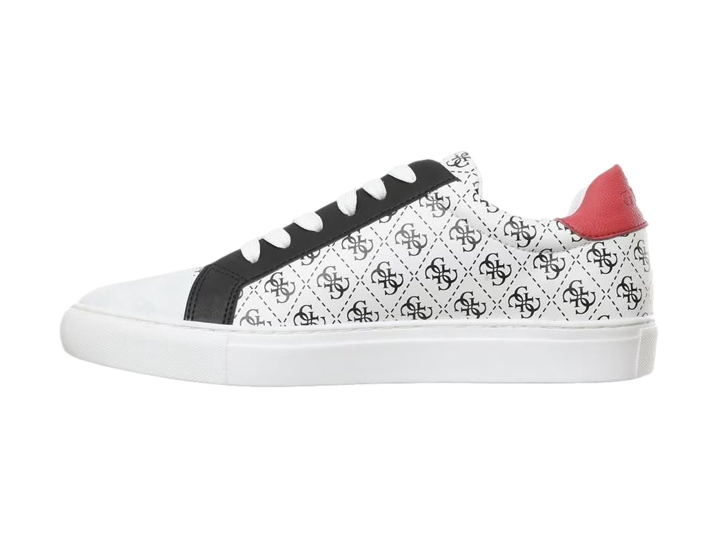 Tenis Guess blancos con detalles en negro y rojo, con estampado de monograma en el cuerpo.