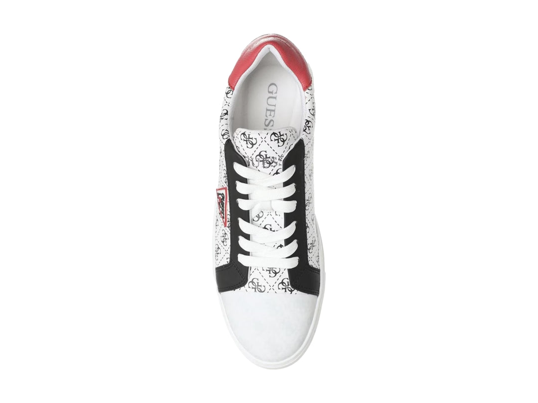 Tenis Guess blancos con detalles en negro y rojo, con estampado de monograma en el cuerpo.