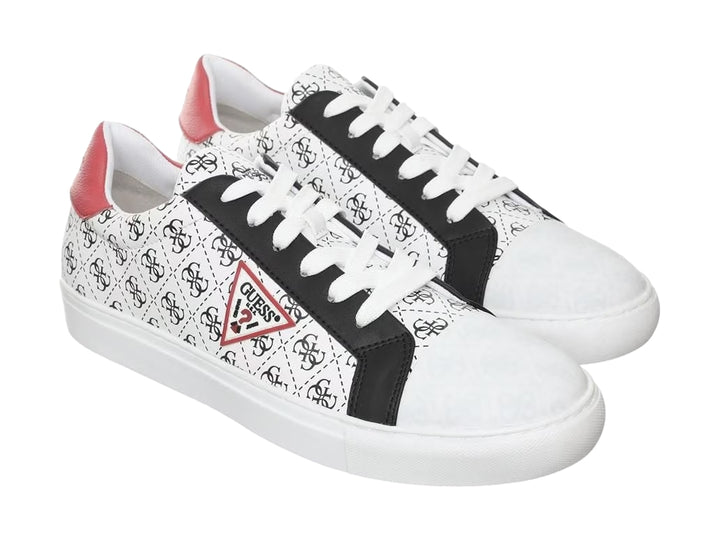 Tenis Guess blancos con detalles en negro y rojo, con estampado de monograma en el cuerpo.