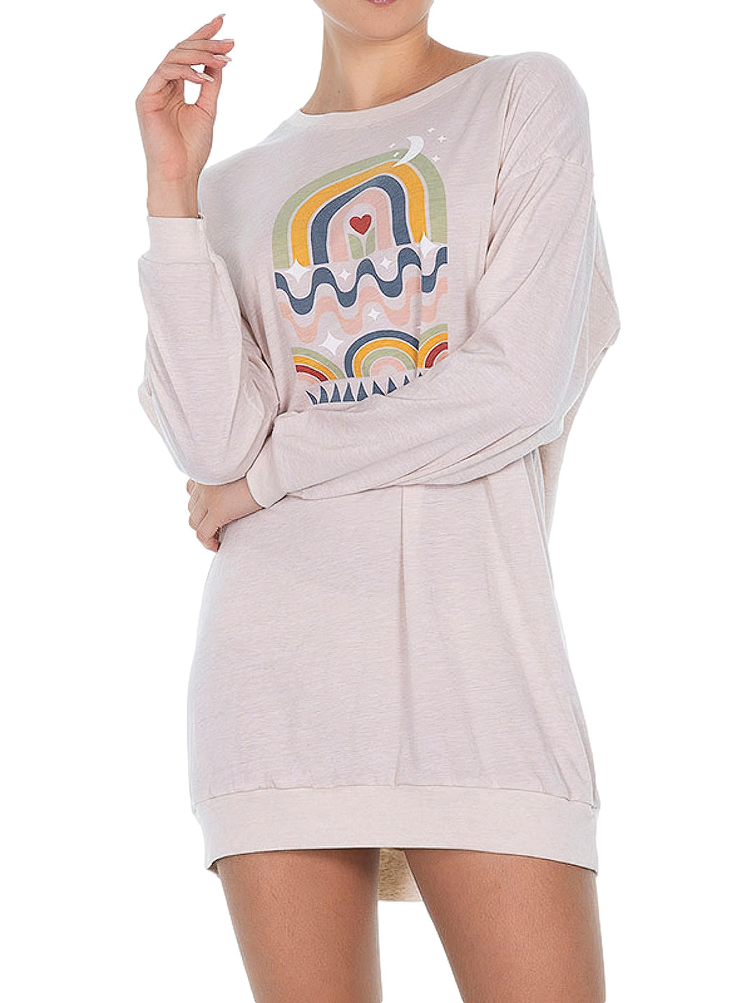 Camisón beige de manga larga con estampado colorido de arcoíris en el pecho.