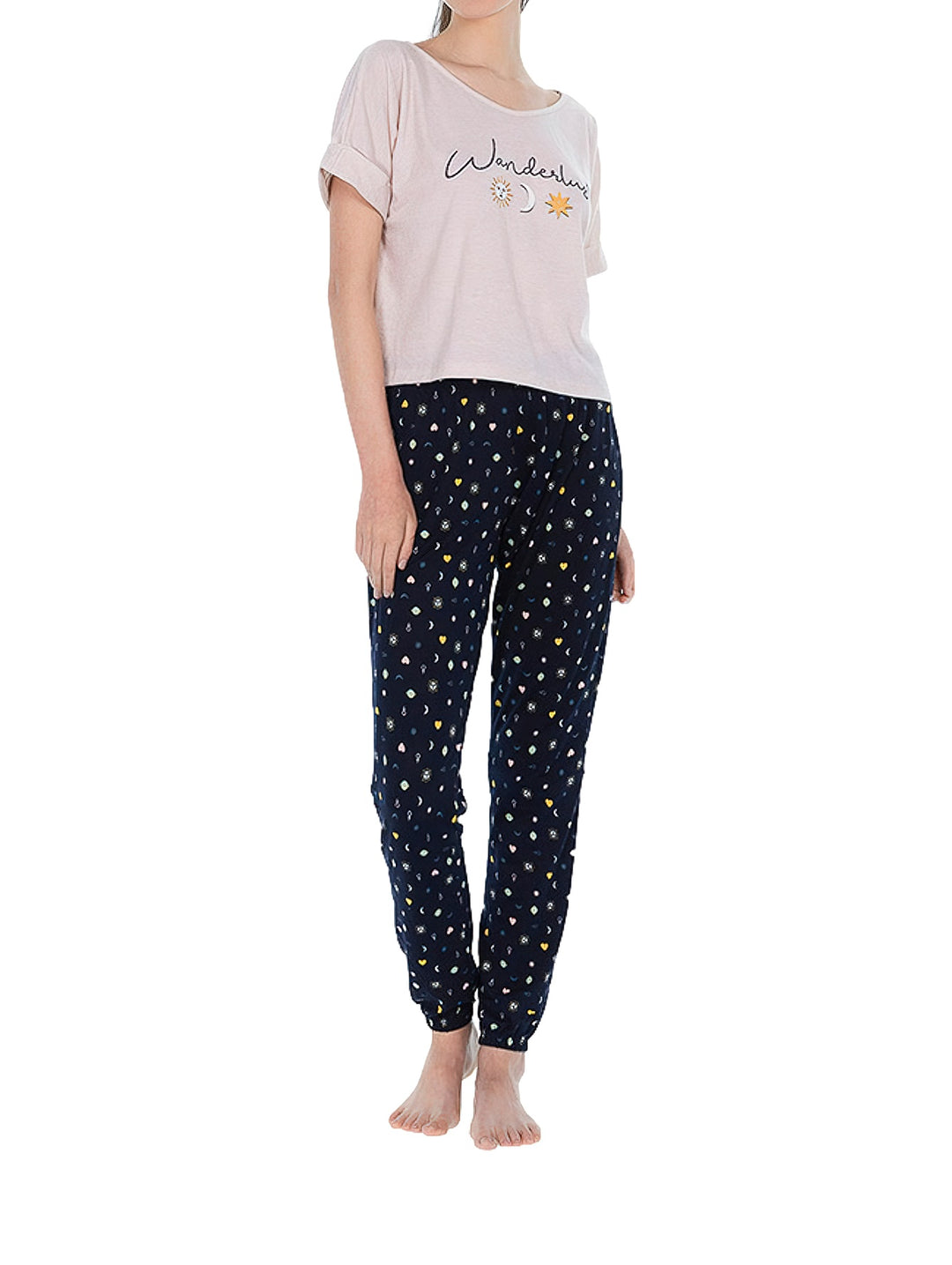 Conjunto de pijama para mujer con camiseta rosa jaspe y pantalón azul marino con pequeños estampados.