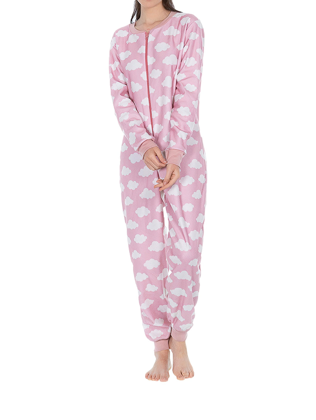 Pijama mameluco rosa con estampado de nubes blancas para mujer.