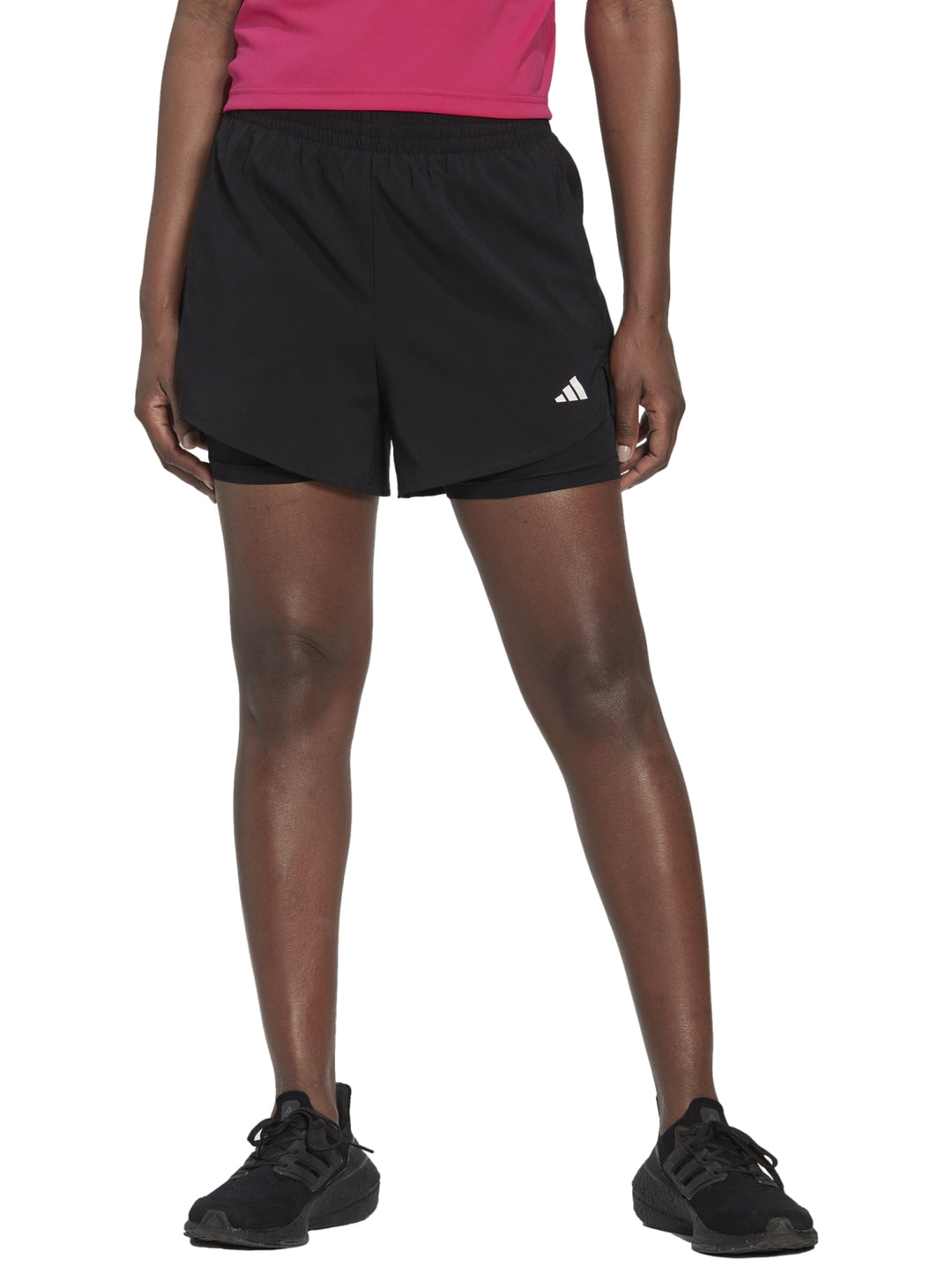 Shorts deportivos Adidas color negro de diseño dos en uno para entrenamiento.