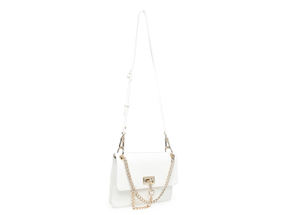 Bolso blanco de Steve Madden con correa de cadena dorada y cierre metálico frontal.
