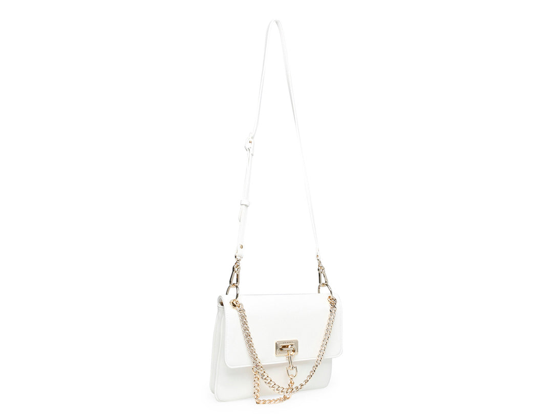 Bolso blanco de Steve Madden con correa de cadena dorada y cierre metálico frontal.