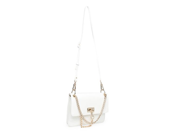 Bolso blanco de Steve Madden con correa de cadena dorada y cierre metálico frontal.