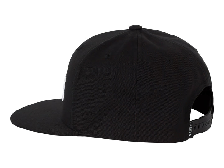 Gorra snapback de color negro con visera plana y logotipo de VANS en letras blancas en el frente.