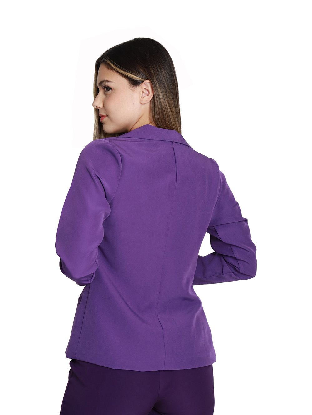 Mujer vistiendo un blazer morado con bolsillos simulados y falda a juego.
