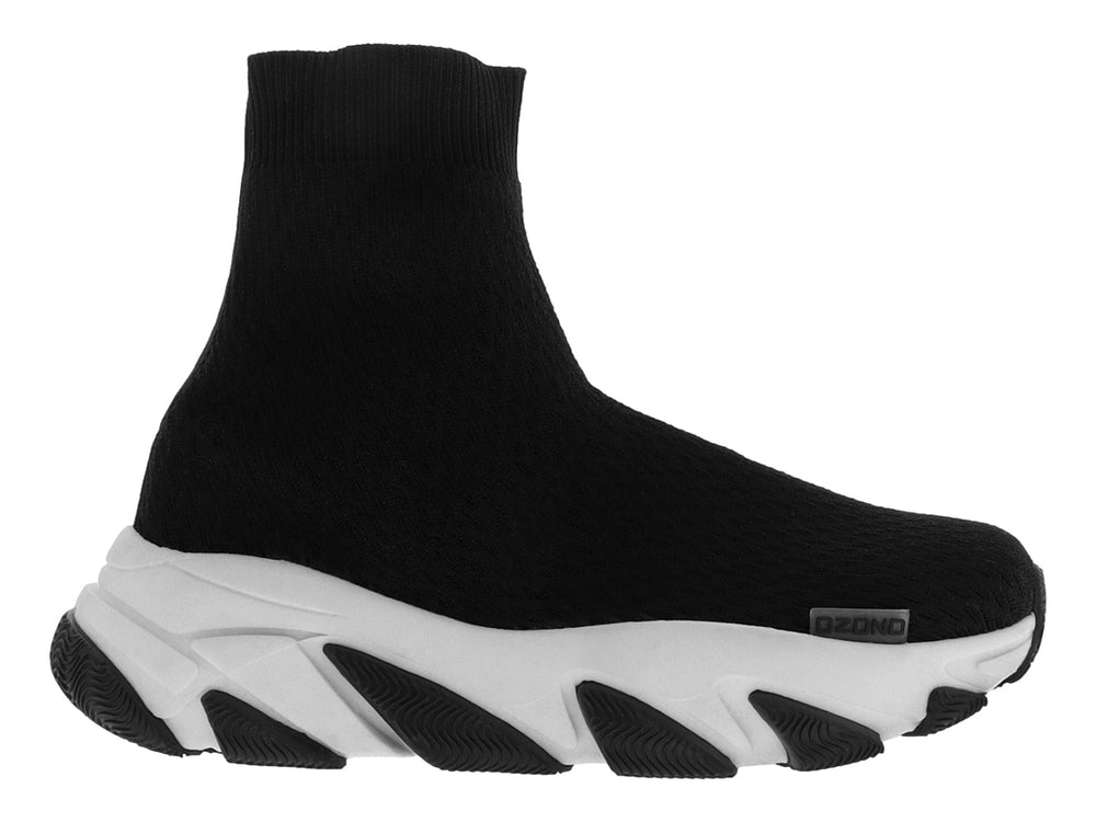 Tenis deportivos negros tipo calcetín con suela blanca robusta de la marca Capa de Ozono.