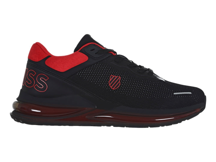 Tenis deportivos K-Swiss color negro con detalles en rojo en el talón y la suela.