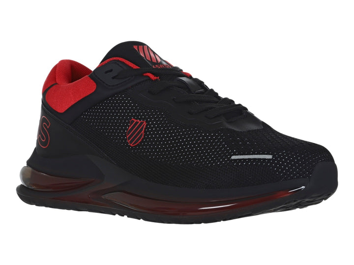 Tenis deportivos K-Swiss color negro con detalles en rojo en el talón y la suela.