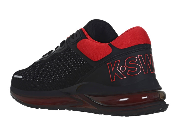 Tenis deportivos K-Swiss color negro con detalles en rojo en el talón y la suela.