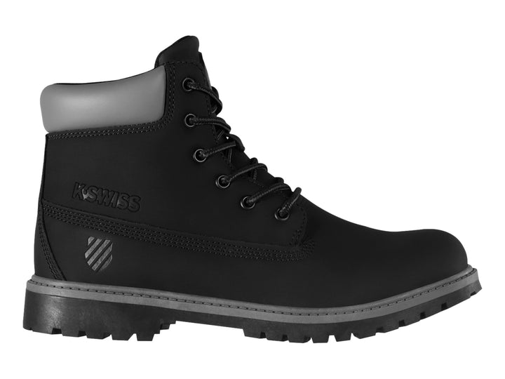 Bota negra K-Swiss con detalles en gris en el cuello y suela robusta sobre fondo blanco.