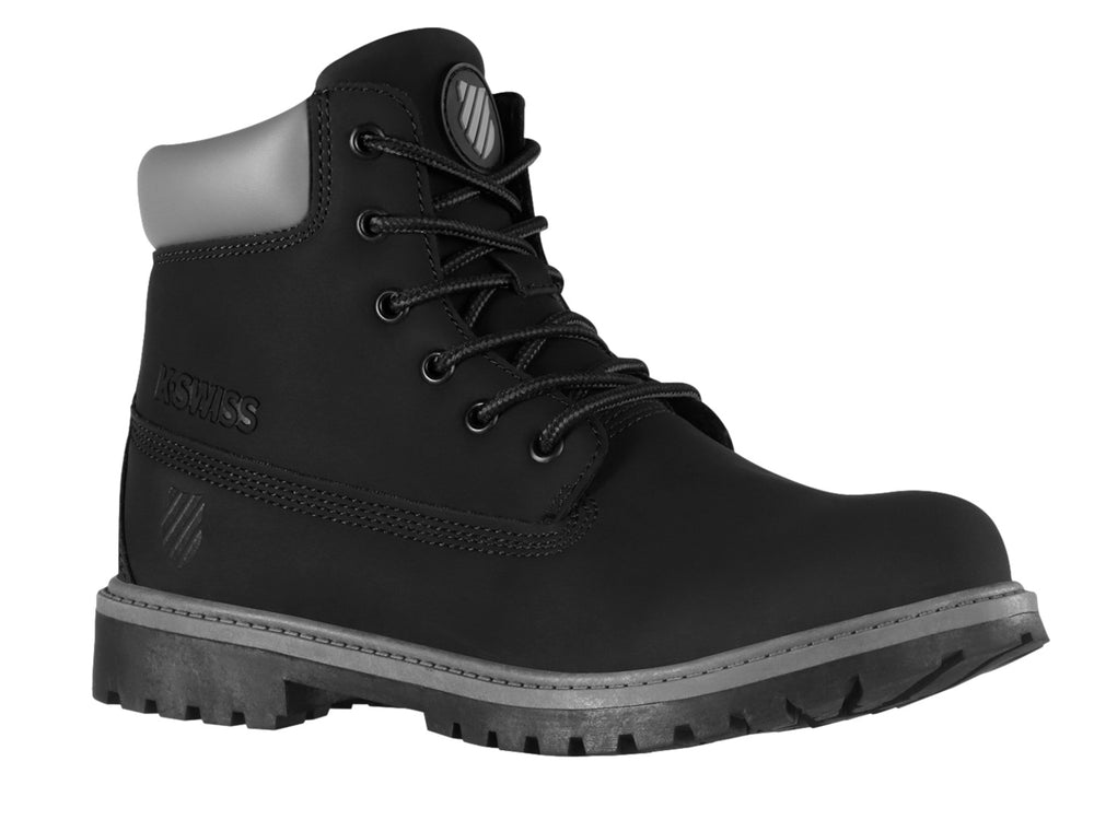 Bota negra K-Swiss con detalles en gris en el cuello y suela robusta sobre fondo blanco.