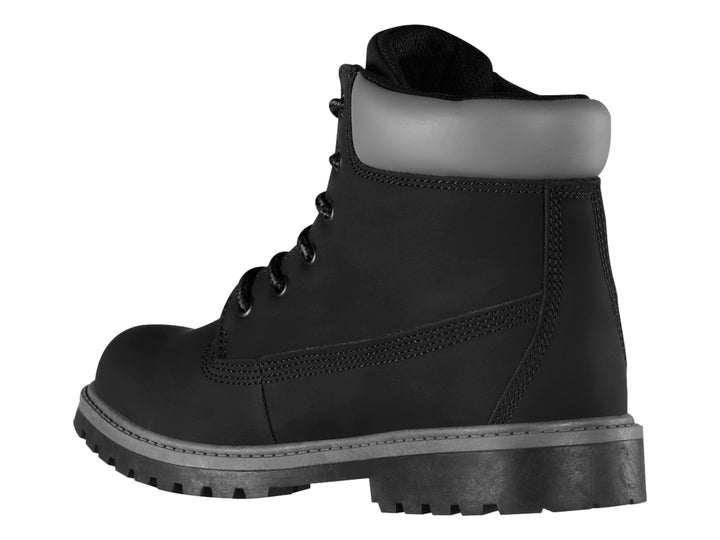 Bota negra K-Swiss con detalles en gris en el cuello y suela robusta sobre fondo blanco.