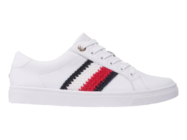 Tenis blancos Tommy Hilfiger con franjas laterales en rojo, blanco y azul marino y suela blanca.