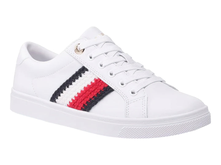 Tenis blancos Tommy Hilfiger con franjas laterales en rojo, blanco y azul marino y suela blanca.
