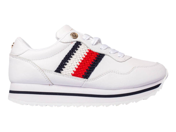 Tenis Tommy Hilfiger blancos con franja lateral en azul, blanco y rojo y suela blanca.