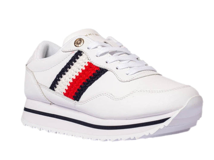 Tenis Tommy Hilfiger blancos con franja lateral en azul, blanco y rojo y suela blanca.