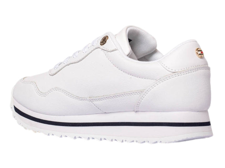 Tenis Tommy Hilfiger blancos con franja lateral en azul, blanco y rojo y suela blanca.