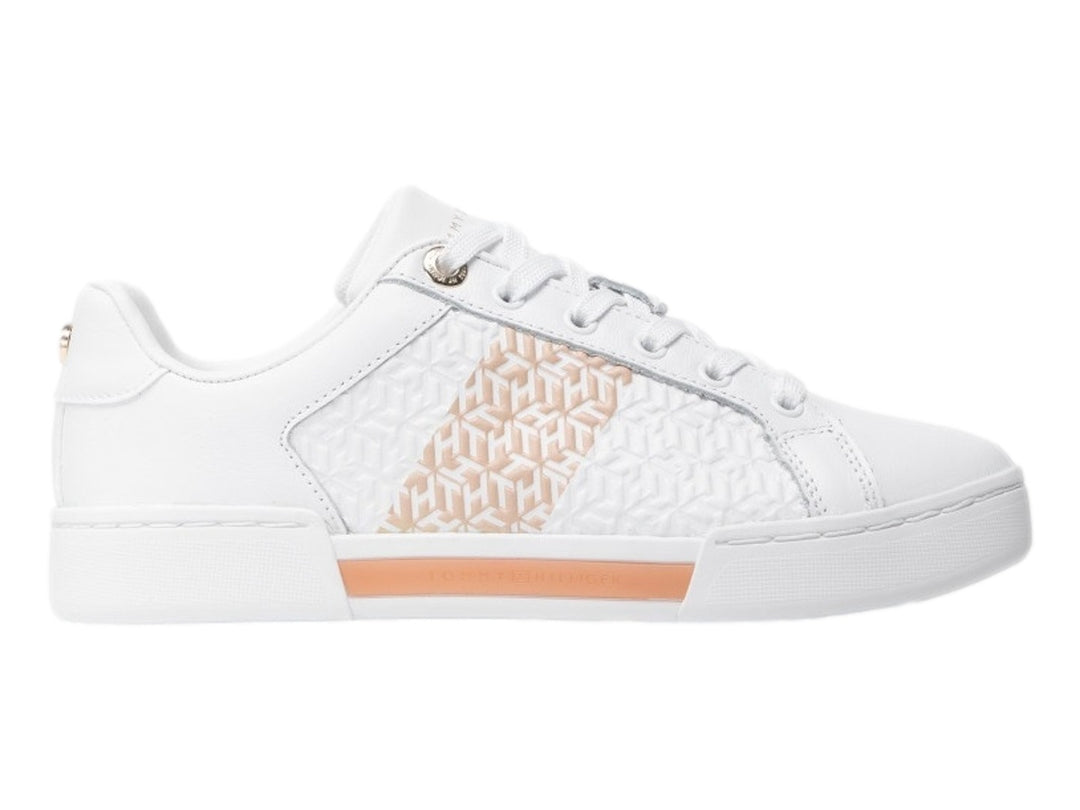 Tenis blancos Tommy Hilfiger con monograma y detalles en color rosa pálido.