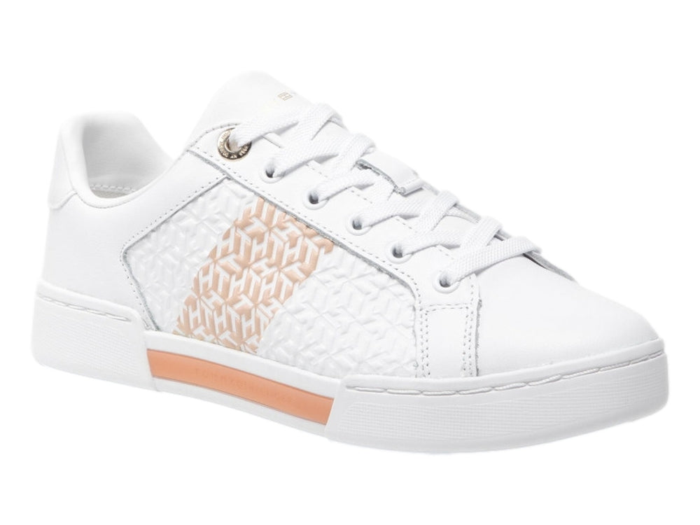 Tenis blancos Tommy Hilfiger con monograma y detalles en color rosa pálido.