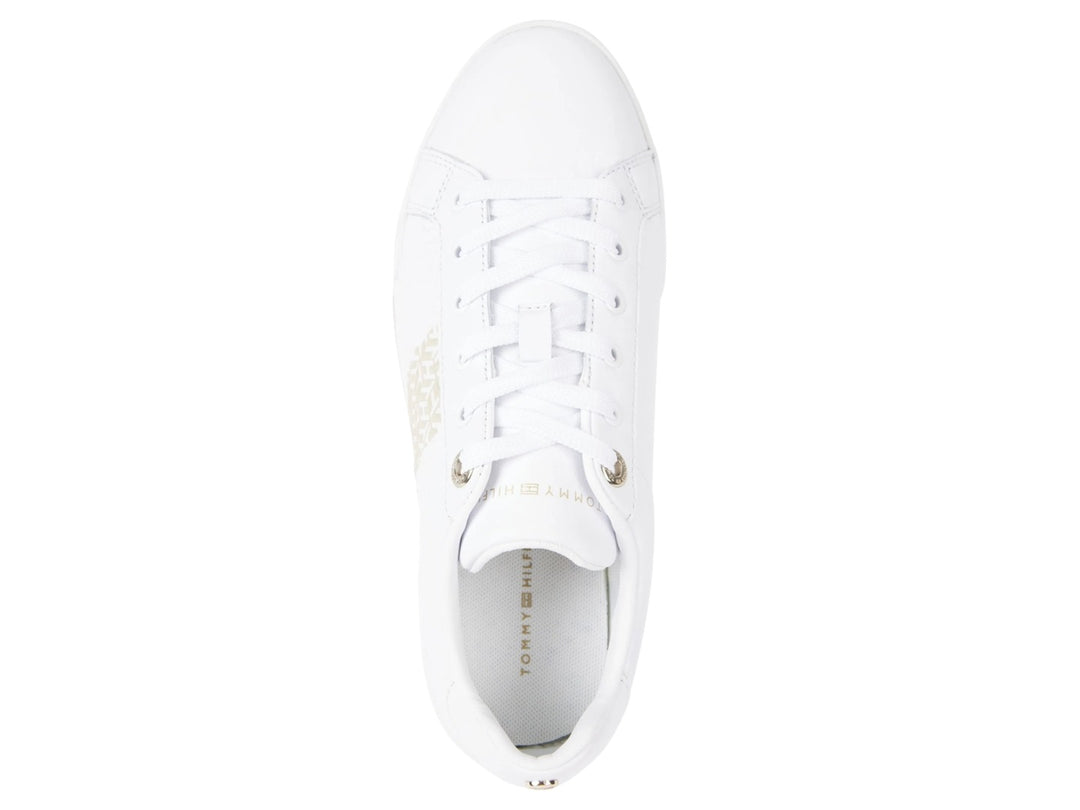 Tenis blancos Tommy Hilfiger con monograma y detalles en color rosa pálido.