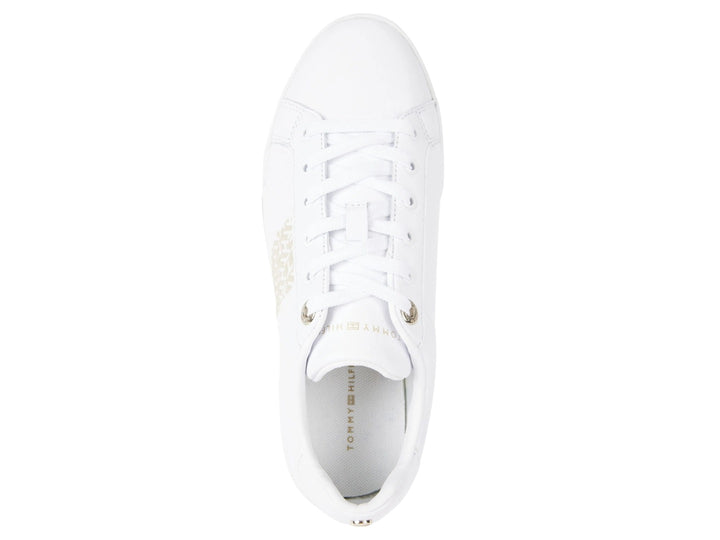 Tenis blancos Tommy Hilfiger con monograma y detalles en color rosa pálido.